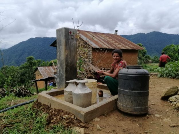 Een water tappunt in Hamsapur