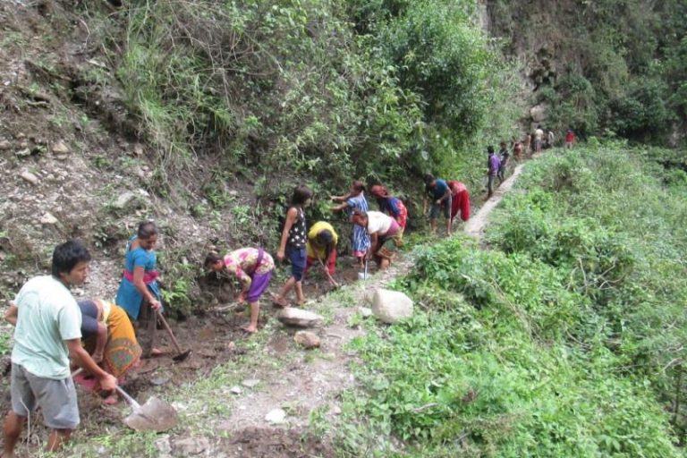 1490952366-Dihitar irrigation project – help from the local people