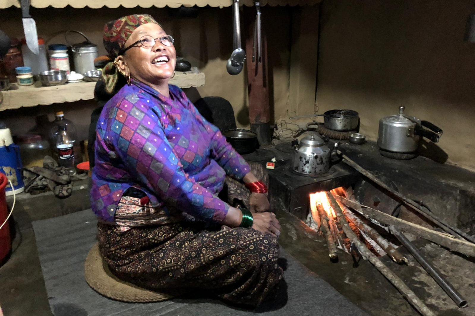 Dorpsbewoner gebruikt verbeterd kooktoestel in Tangting