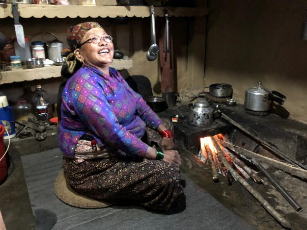 Dorpsbewoner gebruikt verbeterd kooktoestel in Tangting
