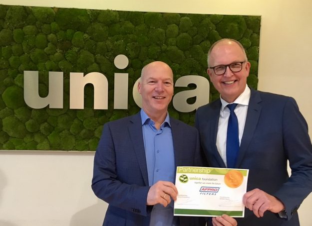 Edwin Koers (links) en Ron Prins (rechts) bezegelen het partnership