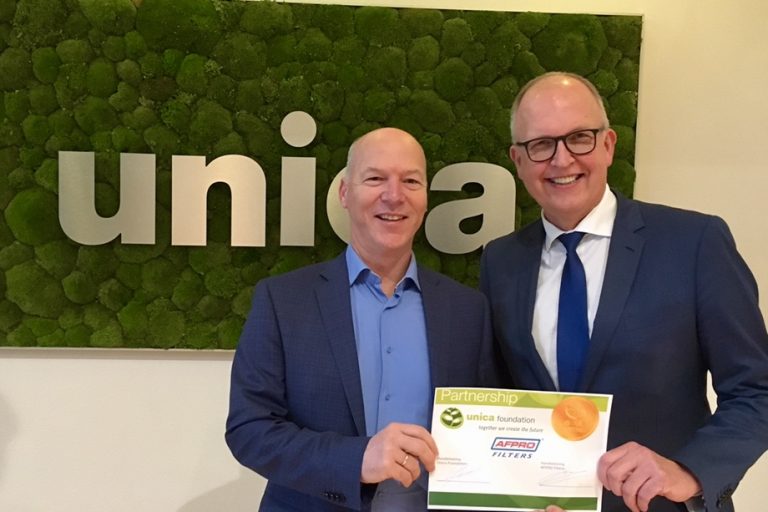 Edwin Koers (links) en Ron Prins (rechts) bezegelen het partnership Edwin Koers (links) en Ron Prins (rechts) bezegelen het partnership