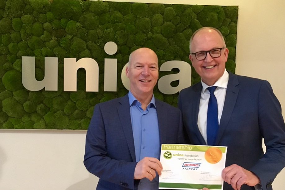 Edwin Koers (links) en Ron Prins (rechts) bezegelen het partnership