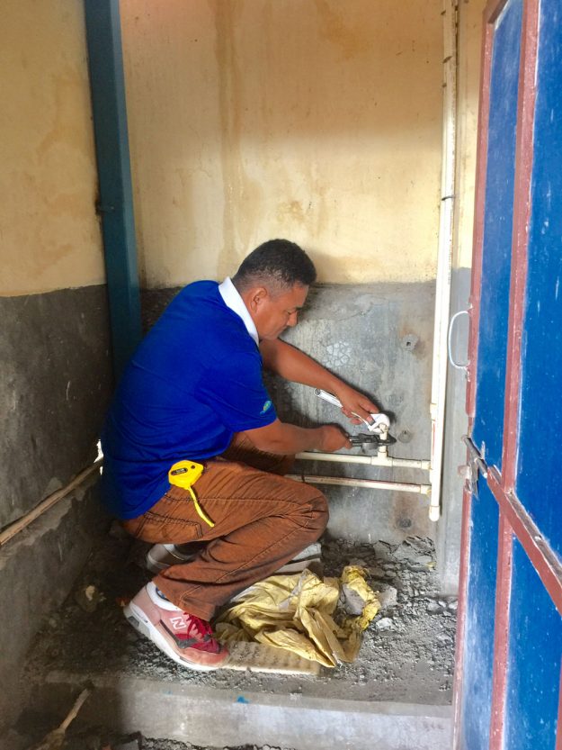 Keshav Gurung werkt aan een leiding