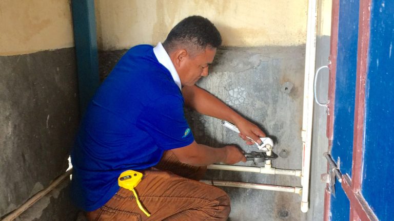 Keshav Gurung werkt aan een leiding