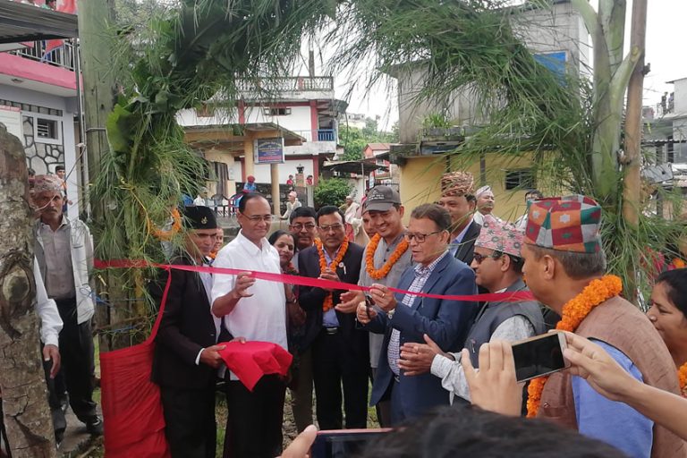 Mayor, Pokhara Metropolitan City cut the ribbon to inaugurate the Kalika WASH project De burgemeester van Pokhara opent het Kalika-project