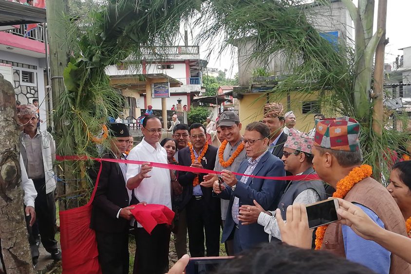 Mayor, Pokhara Metropolitan City cut the ribbon to inaugurate the Kalika WASH project De burgemeester van Pokhara opent het Kalika-project