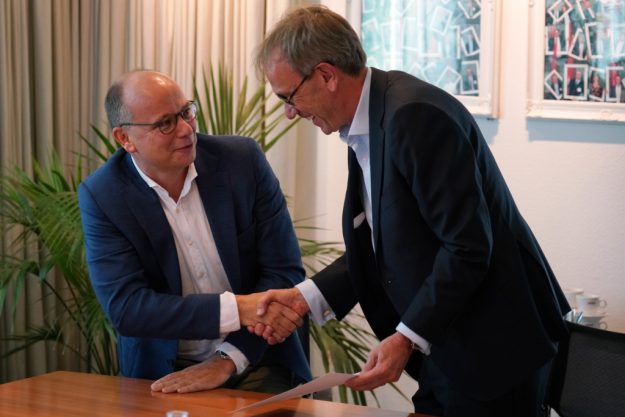 Jaap Hop (links, Rexcom) en John Quist (rechts, CEO Unica) schudden elkaar de hand