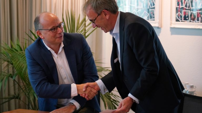 Jaap Hop (links, Rexcom) en John Quist (rechts, CEO Unica) schudden elkaar de hand