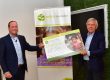 Ed Staal (directeur marketing & commercie, Unica) overhandigt cheque met opbrengst aan Daan van Vliet (voorzitter, Unica Foundation)