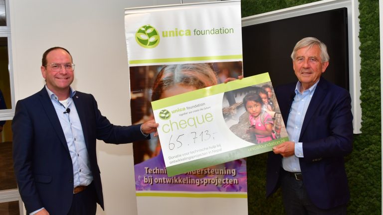 Ed Staal (directeur marketing & commercie, Unica) overhandigt cheque met opbrengst aan Daan van Vliet (voorzitter, Unica Foundation)