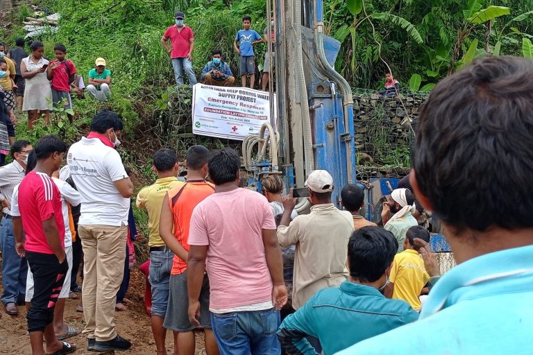 Start van het boren van een nieuwe meer dan 100 meter diepe drinkwatertoevoer Start van het boren van een nieuwe meer dan 100 meter diepe drinkwatertoevoer